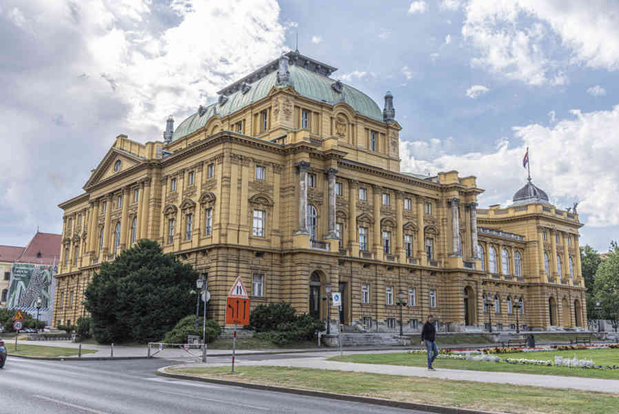 Croacia - Zagreb 23 - Teatro Nacional de Croacia.jpg